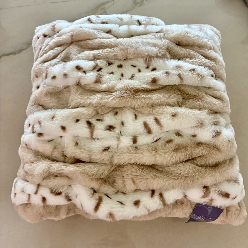 NWT: SPOTTED SNOW LEOPARD- Soft Surroundings La Parisienne Faux Fur Pillow